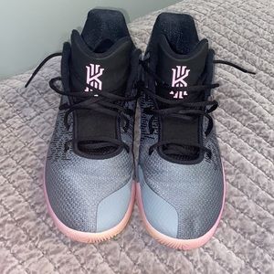 Nike Kyrie Flytrap ll Cool Grey Black Pink. No box
